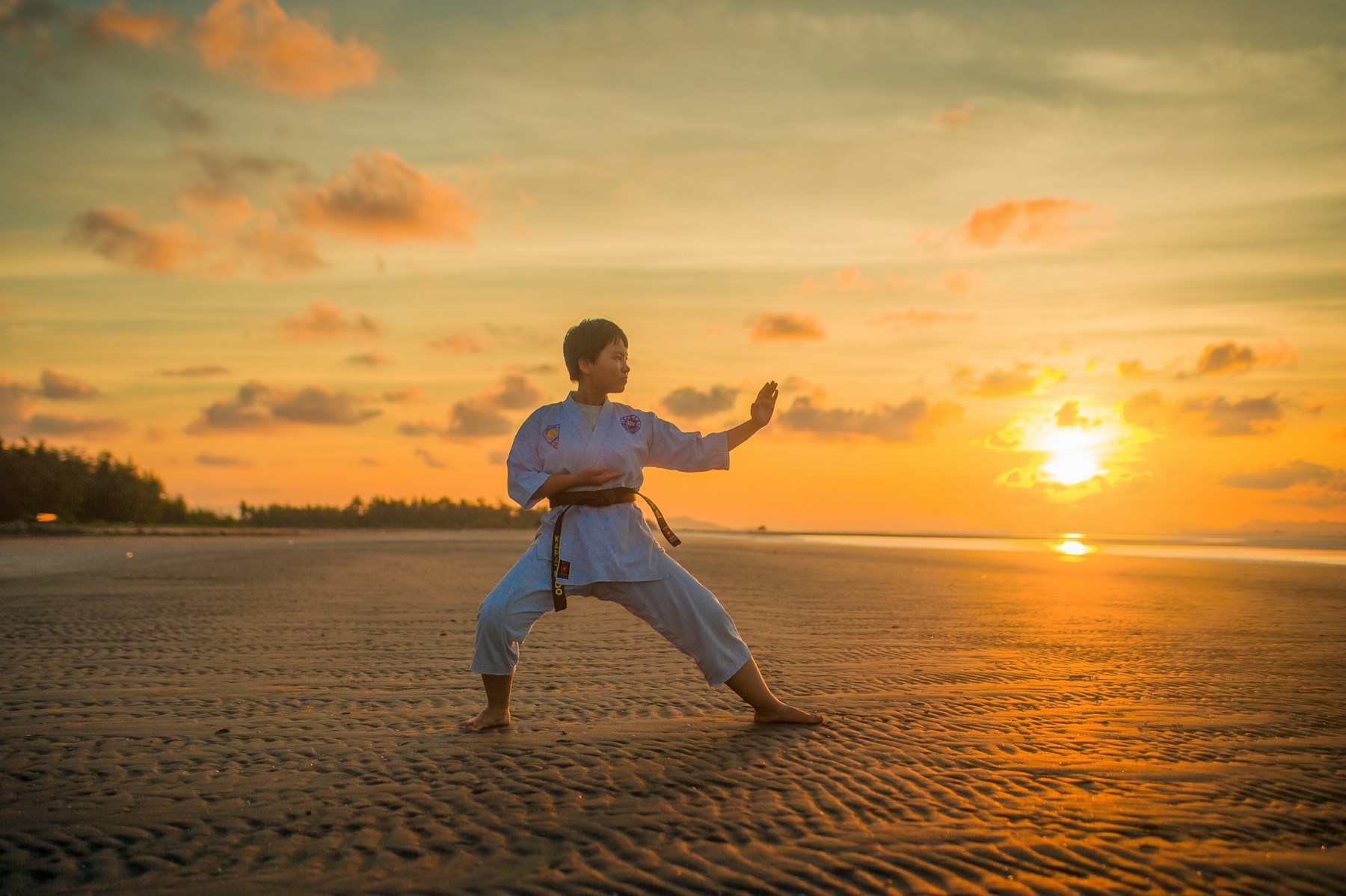 Karate trénink při západu slunce jako symbol disciplíny a opakování